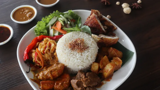 Nasi Kandar: Hidangan Ikonik Penang yang Menggugah Selera